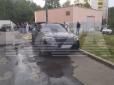 Відповідає за військову цензуру: У Москві спалахнув автомобіль топ-чиновника Міноборони РФ (фото)