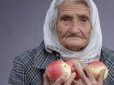 Пережила Другу світову: Мережу зворушили фото 92-річної українки, яка пригощала яблуками воїнів ЗСУ