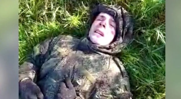 Переляканий російський військовий розридався побачивши українських десантників. ВІДЕО