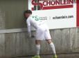 Під час футбольного матчу гравець втратив свідомість, врізавшися у бетонну стіну (відео)
