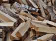 Українцям безкоштовно роздаватимуть дрова: Хто може отримати