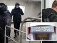 Усіх на фронт: У Москві бійці Росгвардії мобілізували будівельників, які займалися зведенням траси - у них відібрали документи (відео)
