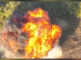 ЗСУ показали, як вдарили по ворожому ангару з технікою - окупанти відчайдушно намагалися загасити пожежу (відео)