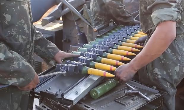 Заряджання боєприпасами 35 мм зенітної установки “Gepard” військових Бразилії. Кадр з відео Міноборони Бразилії