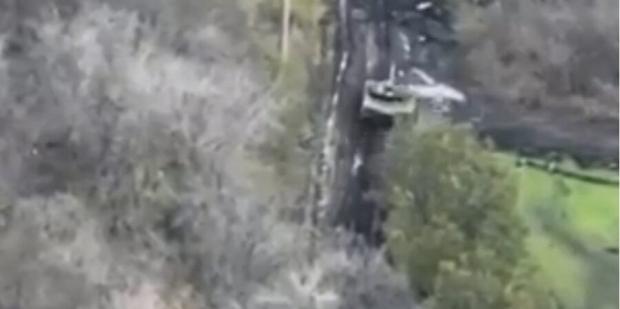Боєць ЗСУ вміло знищив російський танк (Фото:Кадр відео Генштаб)