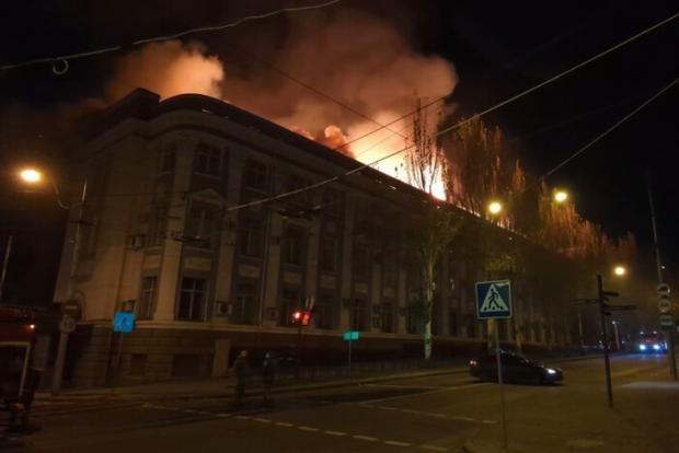 В Донецьку горить будівля залізничної адміністрації