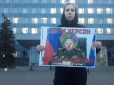 “Здали Херсон, здадуть і Москву”: Російська прихильниця війни влаштувала кривавий пікет (фото)