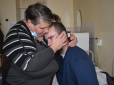 Сльози в очах мами кажуть, що житиме: У лікарні Мечнікова під час 10-годинної операції врятували молодого бійця