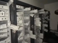 Виносили все, що могли: Окупанти перед втечею пограбували відділення ПриватБанку в Херсоні (відео)