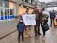 Губернатор виглядав дуже щасливим: Сім'я Кіма повернулася до Миколаєва (фото, відео)