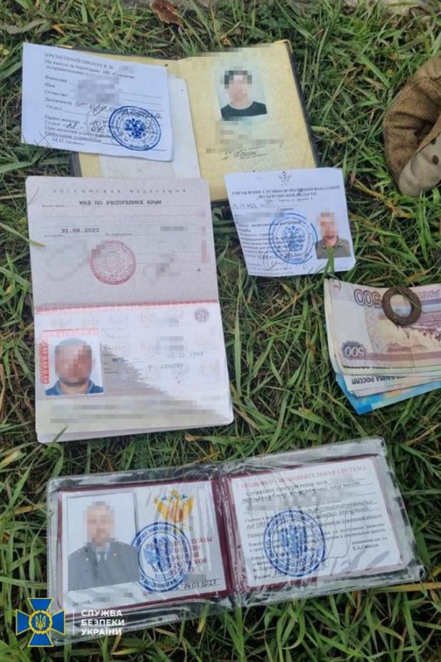 Документи затриманих та "посвідчення" видані окупаційною владою, Фото: СБУ