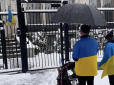 Звуки пострілів, сирена і гімн України: Канадієць щоденно тролить російських дипломатів у Монреалі (відео)