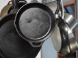 Кухонний лайфхак: Як за допомогою зубної пасти очистити нагар на сковорідці