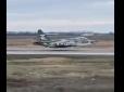 Російський Су-25 з літерою Z на хвості через несправність здійснив жорстку посадку (відео)