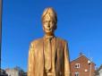 У Британії створили статую членоголового Х*йла для допомоги ЗСУ та кидання яйцями