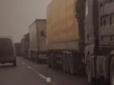 У Новоазовську величезна черга з вантажівок: Радник мера Маріуполя розповів, що окупанти вивозять із Донеччини (відео)