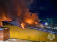 У Мурманську спалахнула пожежа на базі постачання спецодягу та засобів індивідуального захисту (фото, відео)