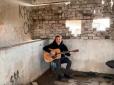 Святослав Вакарчук у Херсоні заспівав під гітару на зруйнованому Антонівському мості