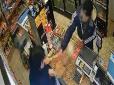 Хотів пограбувати, але щось пішло не так: На Київщині продавчиня прогнала нападника з магазину (відео)