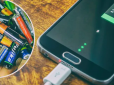 Як зарядити телефон в умовах блекаута - простий спосіб із пальчиковою батарейкою