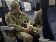 Пухнастика знайшли артилеристи: Мережу облетіло фото кота в обіймах військового у поїзді