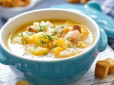 Просто і смачно: Рецепт ароматного горохового супу з копченостями і сухариками