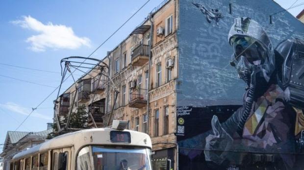 12 трамвай йде Подолом на тлі Привида Києва, LightRocket via Getty Images