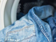 Як правильно прати джинси в машинці - корисний лайфхак, який збереже колір одягу