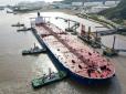 Нафту із РФ перекачують між танкерами поблизу Греції: Bloomberg розповів, як росіяни обходять санкції