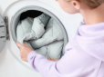 Що покласти в пральну машину, щоб пуховик не втратив форму після прання - простий лайфхак