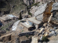 У Туреччині внаслідок землетрусів величезна частина скелі врізалася в будинок і розкололася: Моторошні наслідки показали на відео