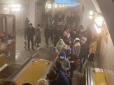 Спалахнув вагон, люди тікають: У Москві сталась пожежа на станції метро (фото, відео)