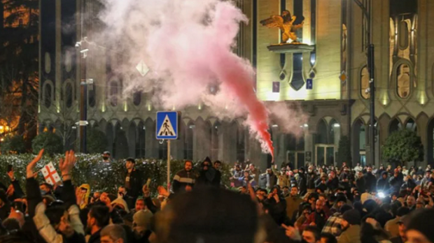 Протести в Грузії: проти поліції застосували коктейлі Молотова, є затримані