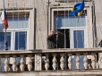 Вже не перший випадок: У Болгарії політик викинув з мерії прапор України