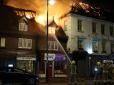 Гасили 70 пожежників: У Британії спалахнув 400-річний готель, у якому проживали біженці з України (фото)