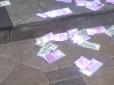 Москвич під час обшуку викинув у вікно мішок із доларами та євро (відео)
