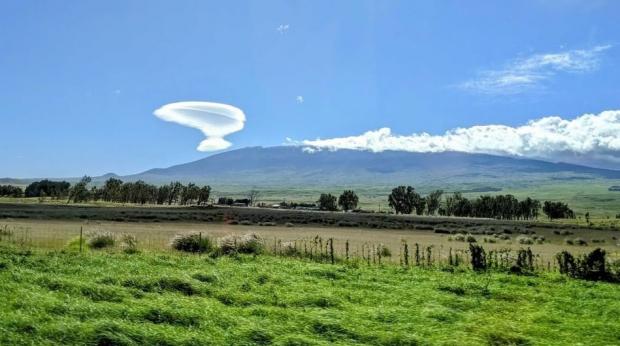 Лінзоподібна хмара поблизу вулканів Мауна-Кеа і Мауна-Лоа