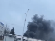 Перед цим почули вибухи: У Білорусі спалахнула сильна пожежа в районі Мінського автозаводу (відео)