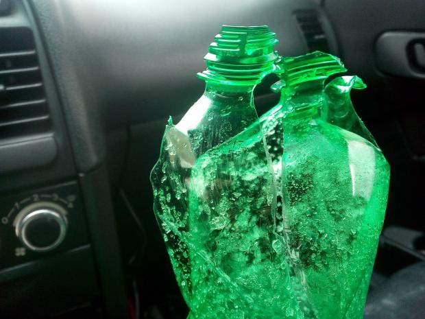 За деяких умов мороз може розірвати навіть пластикову пляшку з мінералкою. Тож коли погода нестійка, напої в машині краще не залишати.