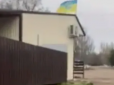 Вимагав зняти: На Миколаївщині чоловік накинувся на власників магазину через український прапор (відео)
