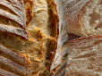 Чому хліб не можна класти догори ногами: ТОП-3 причини, які привертають біду
