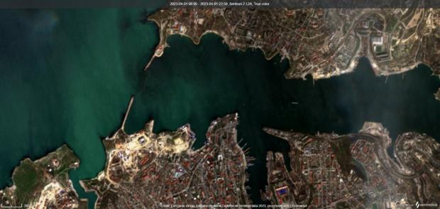 Супутниковий знімок з Sentinel-2 бухти окупованого Севастополя від 1 квітня, вхід у бухту перекритий боновим загородженням