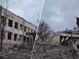 Росіяни скинули 500-кілограмову авіабомбу на школу в Зміївці на Херсонщині, є жертви