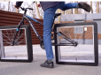 Винахідник створив велосипед з квадратними колесами, що здатний їздити (відео)