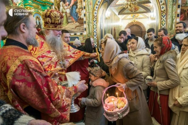  Богослужіння УПЦ МП у церкві Преподобного Агапіта Києво-Печерської Лаври 16 квітня. Фото: Владислав Мусієнко/ Суспільне