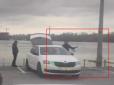 Підтоплення у Києві: Чоловіки ловили рибу просто з машини на паркінгу (відео)