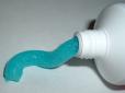 Не тільки гігієна роту: Як можна використовувати зубну пасту на кухні та в туалеті