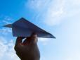 Троє аерокосмічних інженерів створили паперовий літачок, котрий побив світовий рекорд дальності польоту, - CNN