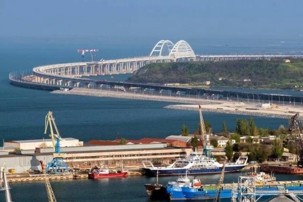 Перед Кримським мостом утворилися затори