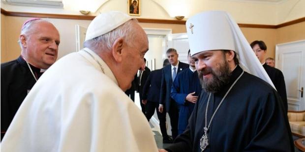 Папа Франциск привітав митрополита Іларіона обіймами (Фото:Twitter / Vatican News)